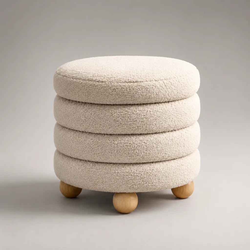 Runder gepolsterter Fußhocker mit Bouclébezug und Massivholzfüßen, Creme/Natur, Ø 45 × H 43 cm
